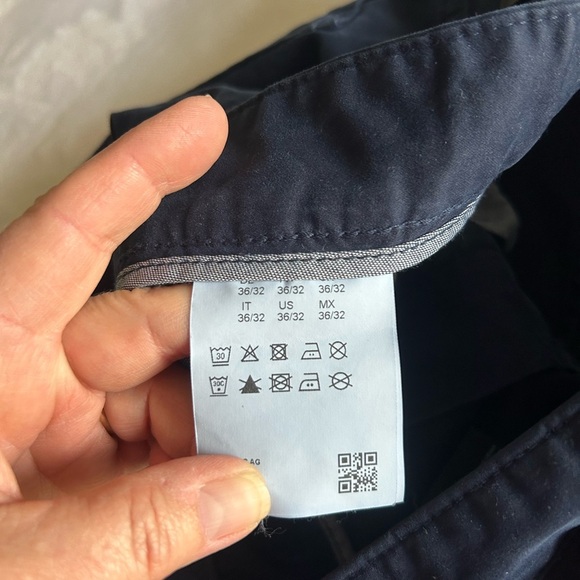 Boss Navy Blue Relaxed Pants with Smooth Fabric
Waist 36
Length 32 - Picture 5 of 7